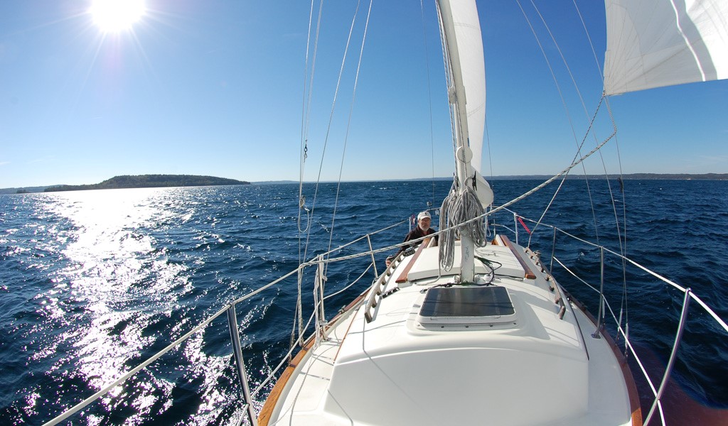 Flicka Blue Skies sailing