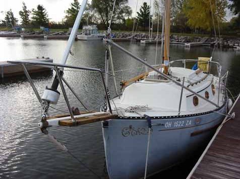 Tom Grimes’ Flicka BEN MAIN, Jr. uses a couple of aluminum poles and the mainsheet to lower the mast to the deck