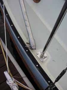 The lower end of the poles are connected to the slotted rail of the Flicka with a couple of small links.