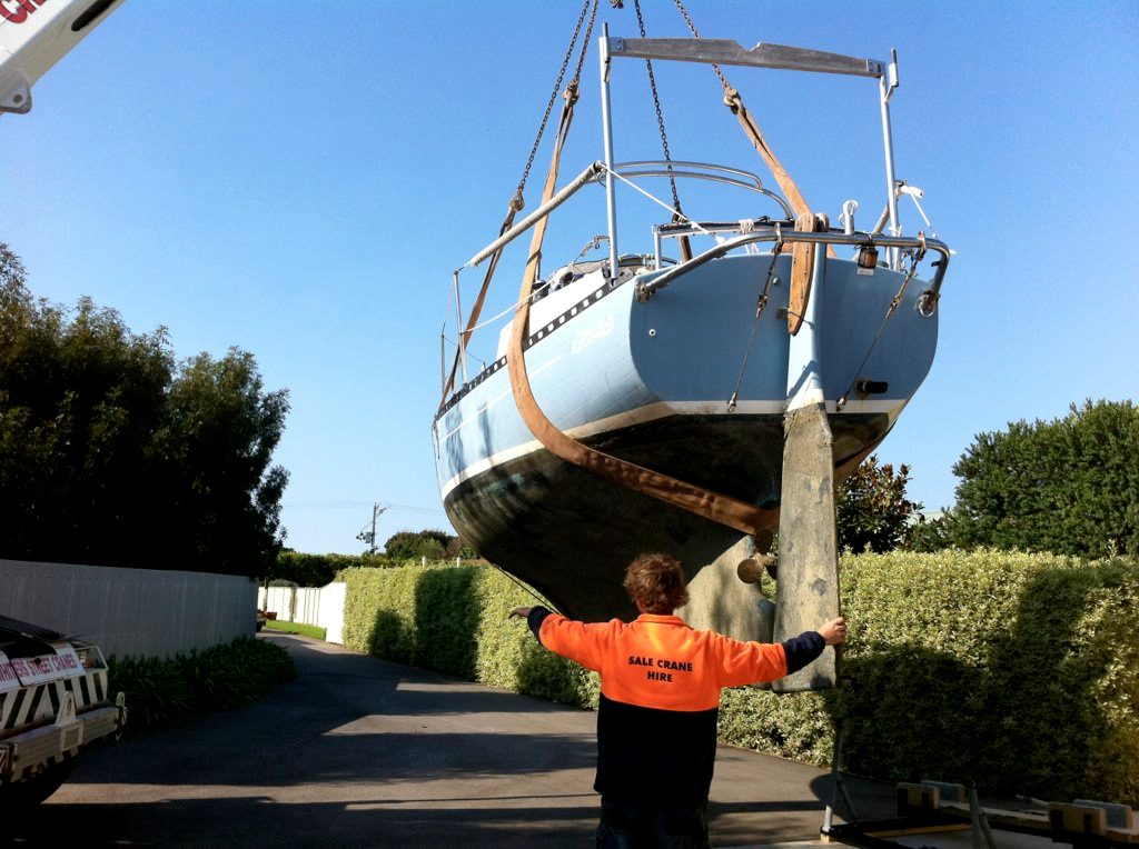 The crane maneuvered s/y HEART of GOLD toward the new cradle. A 180 degree turn was required